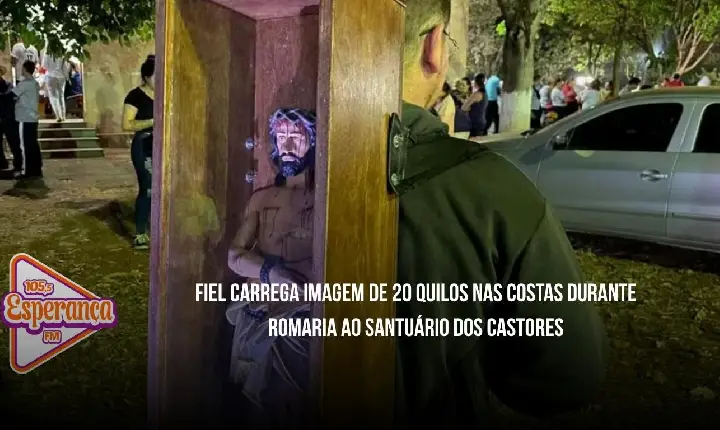Fiel carrega imagem de 20 quilos nas costas durante romaria ao Santuário dos Castores
