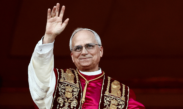 Papa Leão XIV frisa paz em sua primeira aparição aos fiéis