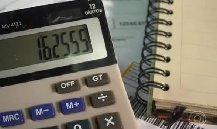 Quatro em cada dez brasileiros estão endividados e maioria relata impacto na saúde mental, aponta pesquisa da Febraban