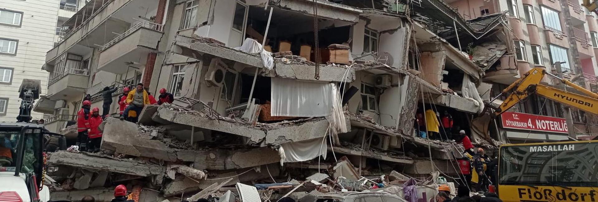 Terremoto de magnitude 7,8 deixa mais de 1,6 mil mortos na Turquia e na Síria