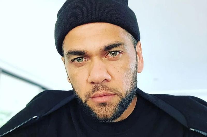 Daniel Alves admite penetração, mas alega relação consensual