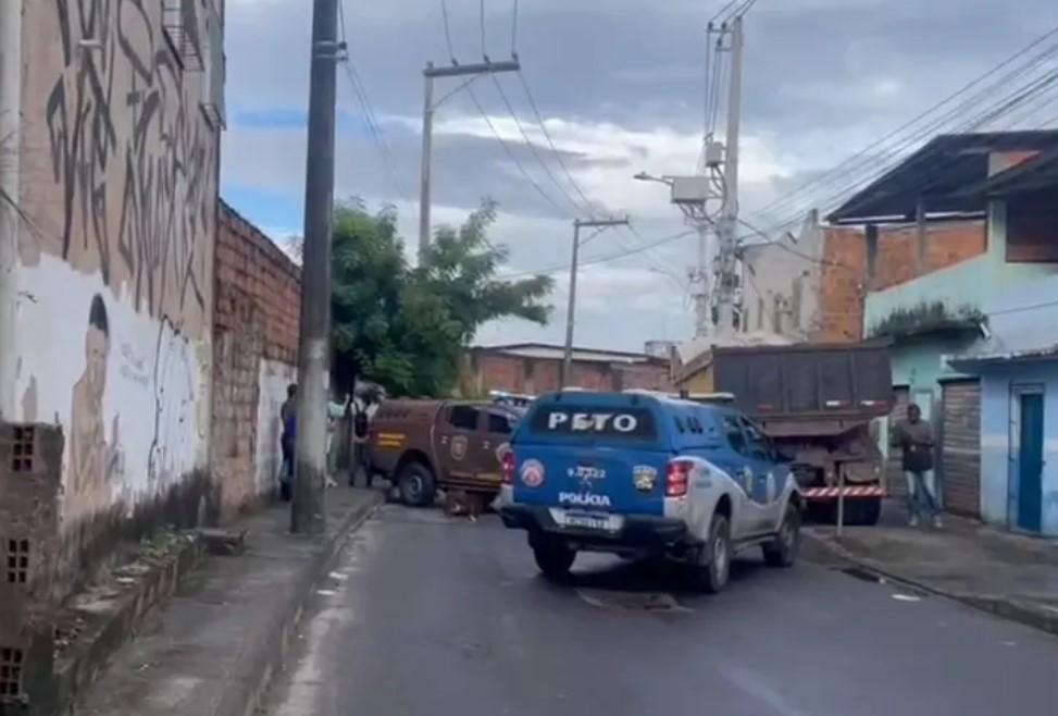 Homem faz 2 adultos e 3 crianças reféns em Salvador