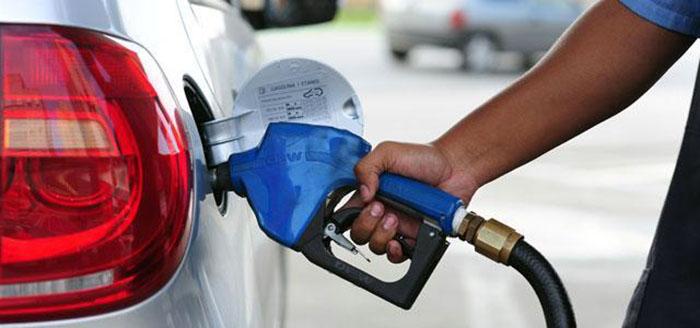 Gasolina e etanol recuam nas bombas