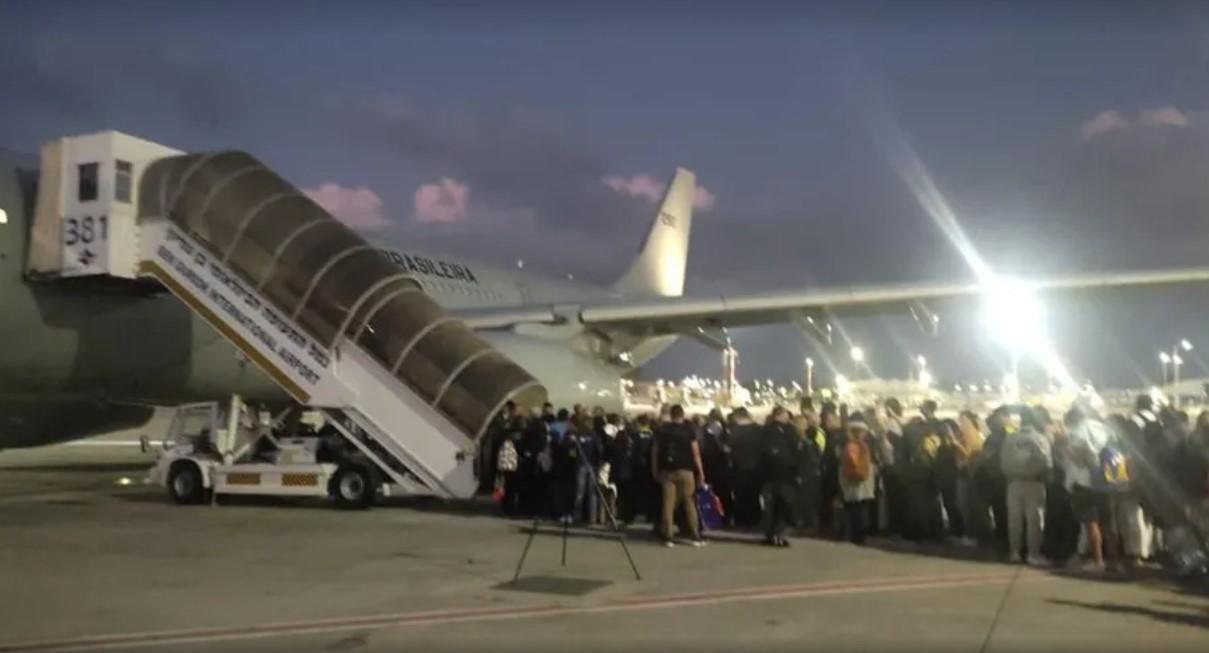 Avião da FAB decola de Israel com brasileiros resgatados