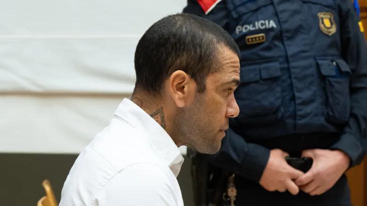 Daniel Alves paga fiança de 1 milhão de euros e deve deixar prisão