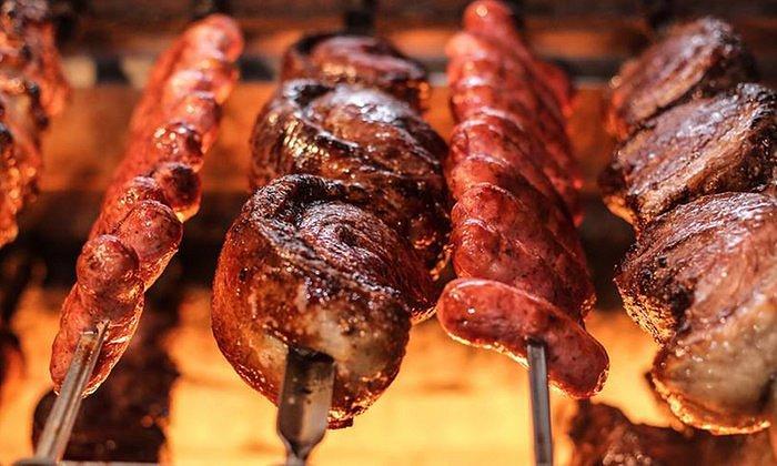 Briga entre garçom e clientes sobre o ponto da picanha em churrascaria termina na polícia