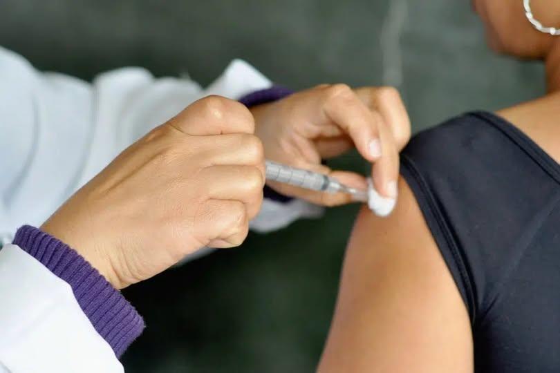 Governo de SP alerta para atualização da caderneta de vacinação antes de viajar