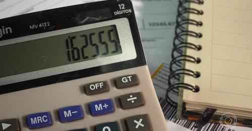 Quatro em cada dez brasileiros estão endividados e maioria relata impacto na saúde mental, aponta pesquisa da Febraban