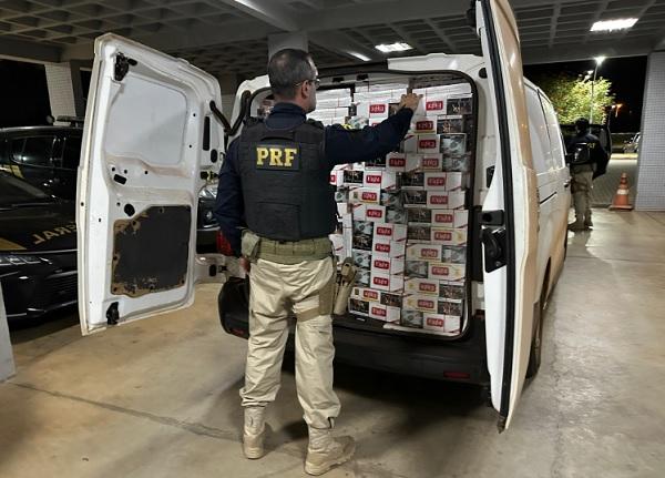 PRF apreende 50 mil maços de cigarros contrabandeados na região de Rio Preto