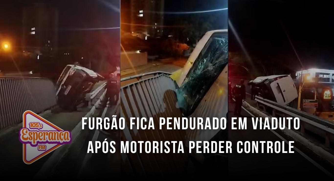 Furgão fica pendurado em viaduto após motorista perder controle