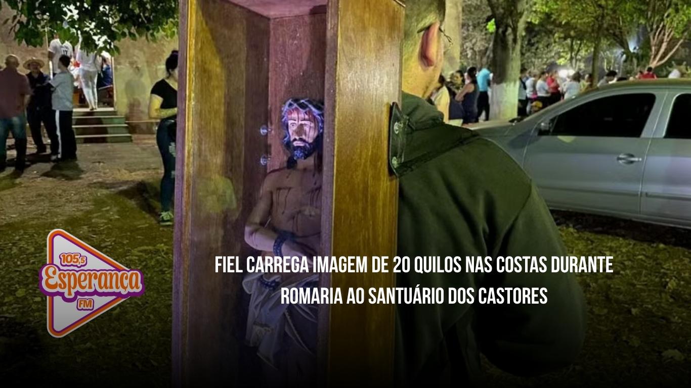 Fiel carrega imagem de 20 quilos nas costas durante romaria ao Santuário dos Castores